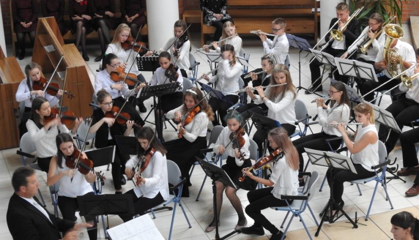 POLONIA – Młodzieżowa Orkiestra Dęta Ziemi Wschowej i Mażoretki „Finezja”
